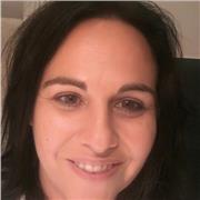 Insegnante di lingua italiana impartisce lezione di storia e letteratura italiana